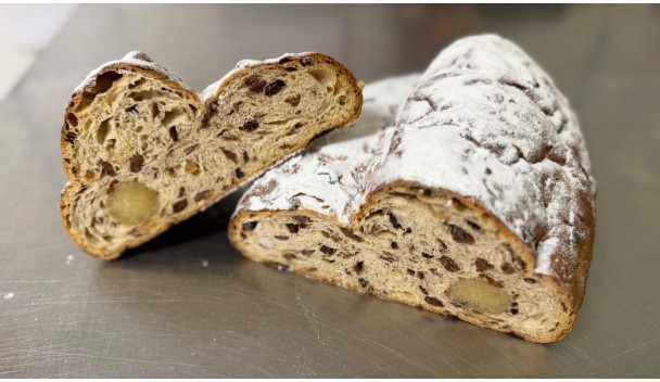 Weihnachtsstol met amandelspijs